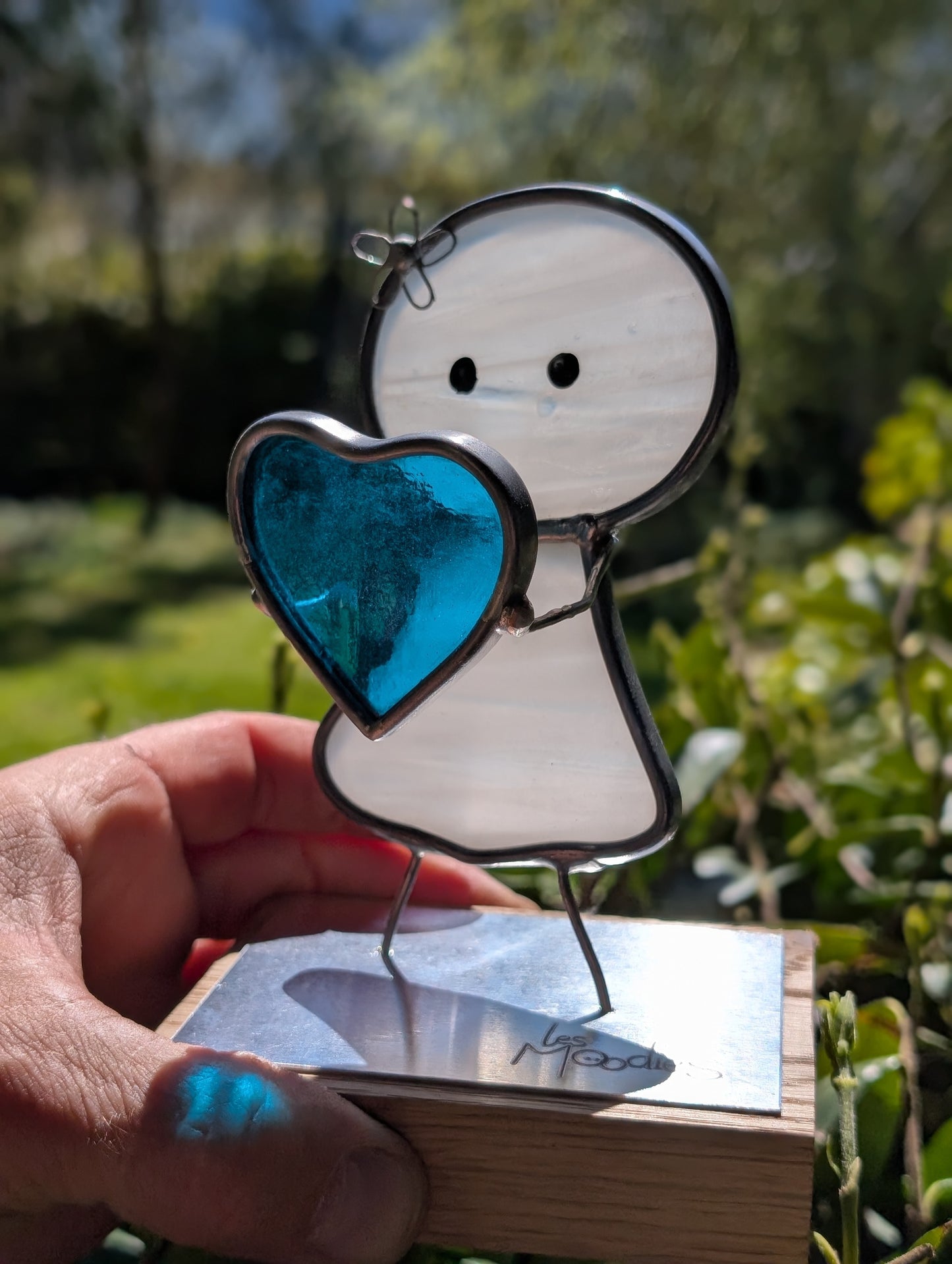 Zoé au cœur bleu – Création artisanale en vitrail Tiffany