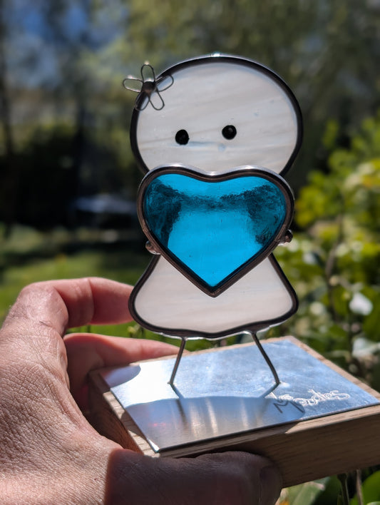 Zoé au cœur bleu – Création artisanale en vitrail Tiffany