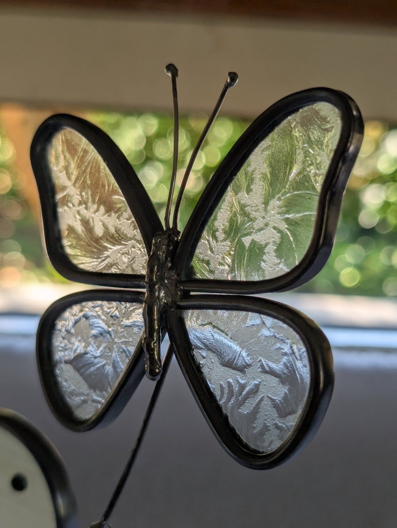 Zéphyr – Papillon artisanal en vitrail Tiffany